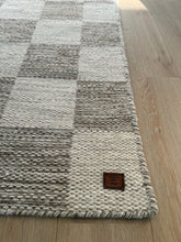 Chessie Mörklinne - Handvävd Ullmatta - KM Home | Mattfabriken