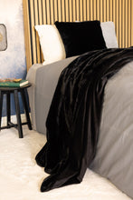 Kudde Heaven Svart - Kudde med Pälskänsla - KM Home | Mattfabriken