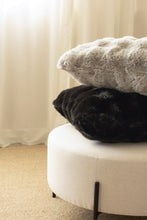 Kudde Bubble Svart - Kudde med Pälskänsla - KM Home | Mattfabriken