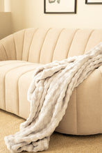 Pläd Pom Pom Silver - Pläd med lekfull struktur - KM Home | Mattfabriken