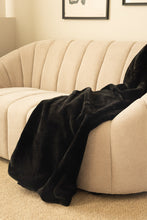 Pläd Heaven Svart - Pläd med Pälskänsla - KM Home | Mattfabriken