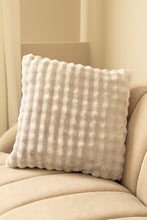 Kudde Pom Pom Silver - Kudde med lekfull struktur - KM Home | Mattfabriken