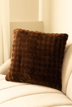 Kudde Pom Pom Brun - Kudde med lekfull struktur - KM Home | Mattfabriken