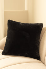 Kudde Heaven Svart - Kudde med Pälskänsla - KM Home | Mattfabriken