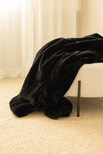 Pläd Heaven Svart - Pläd med Pälskänsla - KM Home | Mattfabriken