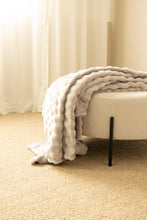 Pläd Pom Pom Silver - Pläd med lekfull struktur - KM Home | Mattfabriken