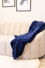 Pläd Pom Pom Navy - Pläd med lekfull struktur - KM Home | Mattfabriken