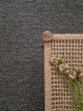 Gåsöga Svart - Ullmatta - K/M Carpets | Mattfabriken
