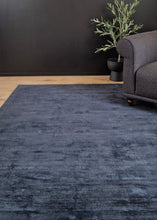Tribeca Navy - Handvävd Viskosmatta - K/M Carpets | Mattfabriken