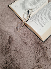 Heaven Deluxe Taupe - Matta med pälskänska - K/M Carpets | Mattfabriken