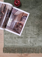 Granada Smaragdgrön - Konstsilkesmatta - K/M Carpets | Mattfabriken