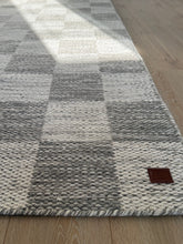 Chessie Grå - Handvävd Ullmatta - KM Home | Mattfabriken