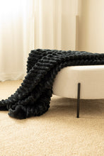 Pläd Stripe Svart - Pläd med Randstruktur - KM Home | Mattfabriken