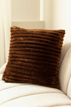 Kudde Stripe Brun - Kudde med Randstruktur - KM Home | Mattfabriken