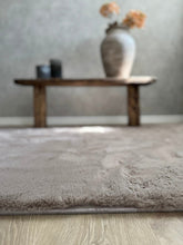Heaven Deluxe Taupe - Matta med pälskänska - K/M Carpets | Mattfabriken