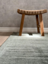 Tribeca Smaragdgrön - Handvävd Viskosmatta - K/M Carpets | Mattfabriken