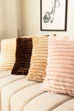 Kudde Stripe Karamell - Kudde med Randstruktur - KM Home | Mattfabriken