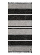 Vindö Svart - Handvävd Trasmatta - K/M Carpets | Mattfabriken